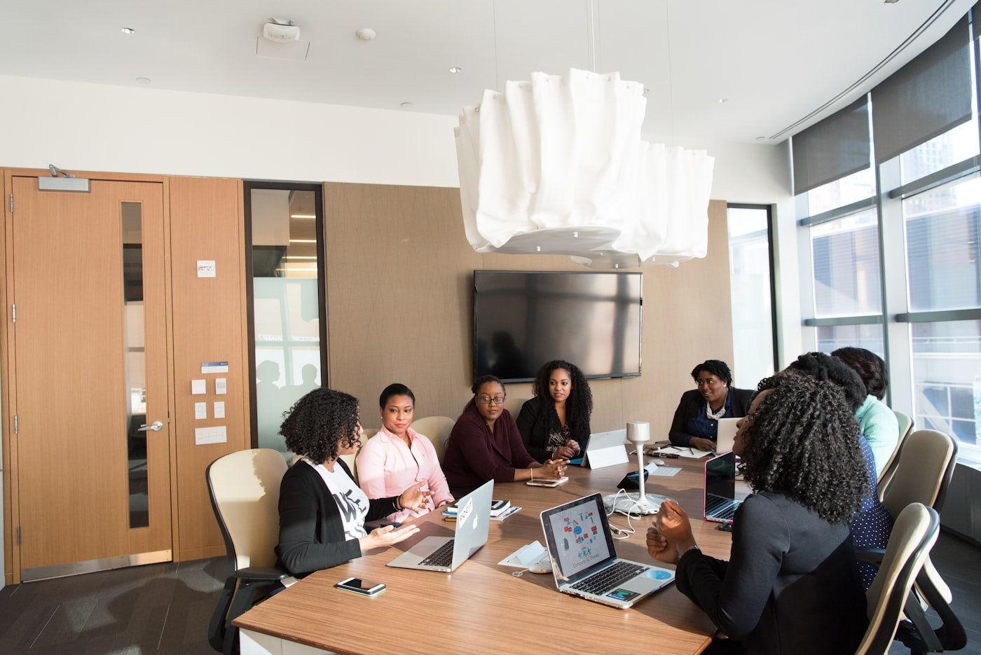 Équipe de consultantes en réunion de travail